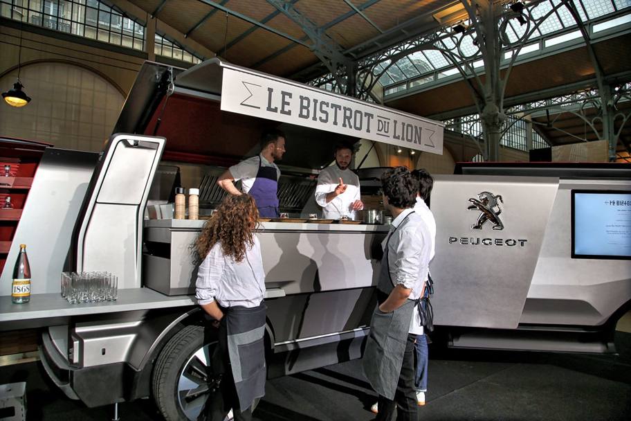 Il furgone  attrezzato con frigo, cucina, bar e macchina da caff professionali